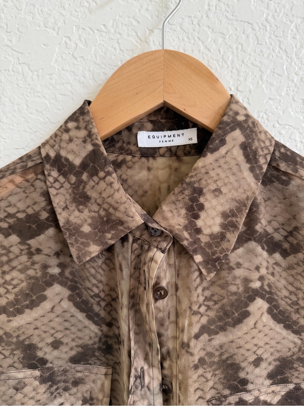 Equipment Femme 100% Silk Signature Button Up Snake Print Shirt Blouse XS Snake - Picture 3 of 5